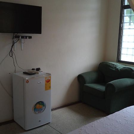 M-R Lodge Mankesim Экстерьер фото