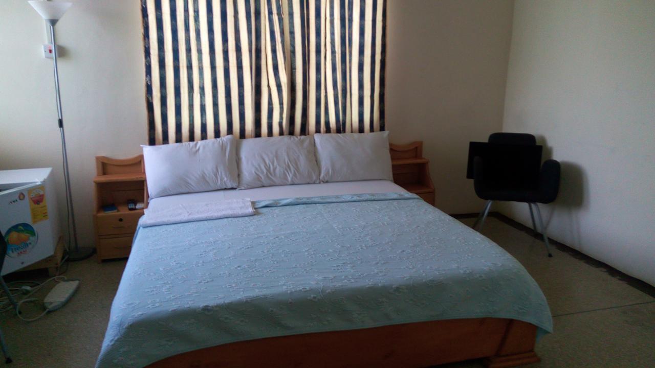 M-R Lodge Mankesim Экстерьер фото