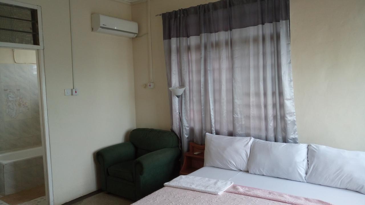 M-R Lodge Mankesim Экстерьер фото